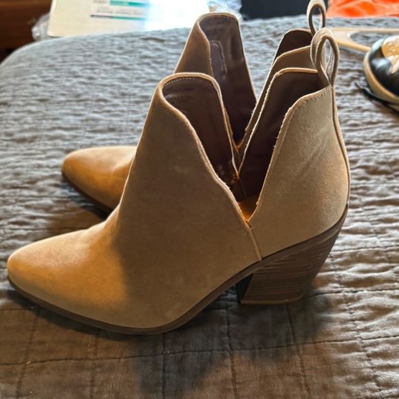 Universal Threads Suede Ankle Booties V Cutout Stacked Heel Taupe Neutral Size 7 - Picture 3 of 6